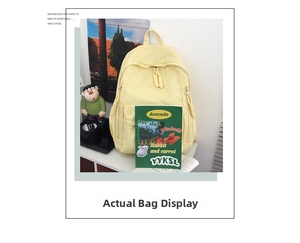 Comparaison détaillée de la taille du sac à dos en nylon jaune clair avec des livres