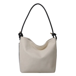 Minimalistische cremeweiße Hobo-Tasche mit schwarzem Trageriemen und Gold-Details