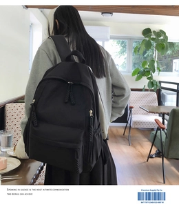 Détail du sac à dos noir avec fermetures à cordon tressé et bretelles rembourrées