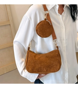 Détail d'un sac bandoulière en velours côtelé marron avec sangle et petit porte-monnaie