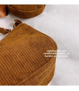 Détail du sac bandoulière en velours côtelé marron avec porte-monnaie rond et sangle