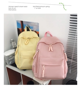 Détail d'un sac à dos en nylon imperméable à plusieurs poches en jaune et rose