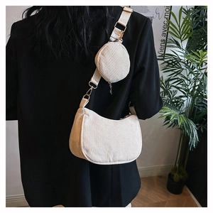 Détail du sac à bandoulière en velours côtelé blanc cassé avec une petite pochette ronde