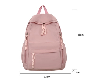Détail du sac à dos rose minimaliste montrant les dimensions 43x32x12cm sur fond blanc