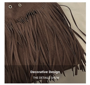 Détails rapprochés des longues franges en daim marron foncé et des œillets du sac de mode