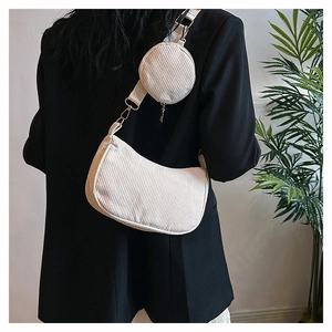 Sac bandoulière en velours côtelé blanc avec mini porte-monnaie rond amovible sur la sangle