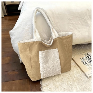 Dettaglio della texture in lana di agnello e del tessuto kaki di questa borsa tote