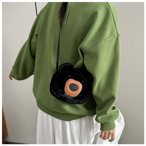 Détail du sac ours en peluche noir avec fourrure douce et nez marron en bandoulière