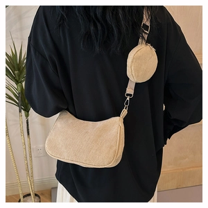 Détail du sac bandoulière en velours côtelé beige avec petit porte-monnaie rond