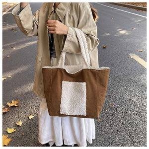 Dettaglio della borsa tote in velluto marrone con finiture in pelliccia sintetica bianca