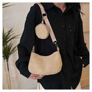 Détail du sac croissant en velours côtelé beige avec petite pochette ronde et dorures