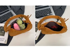 Borsa a tracolla in pelle scamosciata marrone con capiente scomparto principale