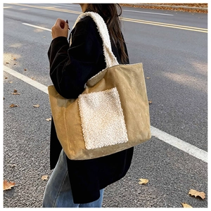Dettaglio della borsa tote in pelle scamosciata kaki con tasche in montone bianco