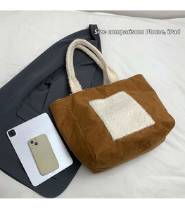Borsa tote in velluto marrone con tasca in sherpa bianca, con telefono e iPad per confronto
