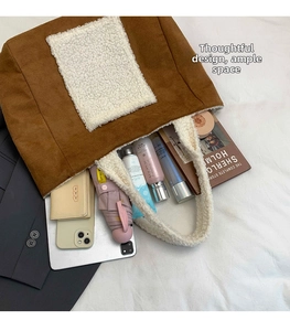 Dettaglio dell'ampia capacità per ombrello e tablet nella borsa tote in peluche