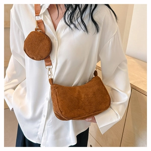 Détail du sac bandoulière en velours côtelé marron avec petit porte-monnaie rond assorti