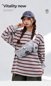 Gros plan d'un sac de poitrine gris imprimé avec une mini pochette et bandoulière