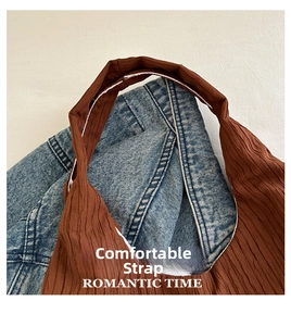 Détail de la texture en tissu plissé marron et de la poignée intégrée de ce sac cabas
