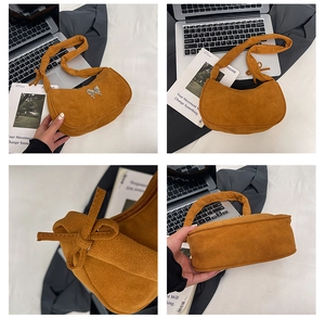 Gros plan du sac à bandoulière en daim caramel avec boucle papillon et détail nœud