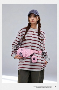 Vue détaillée du sac bandoulière rose en toile avec motif losanges et pochette