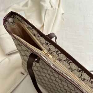 Large capacity tote bag with brown floral pattern and golden zipper for commuting