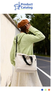 Modella che indossa una borsa tote in nylon crema con manici neri in stile urbano