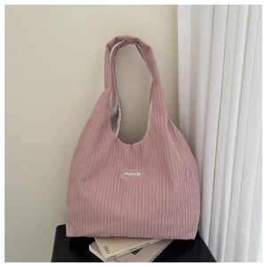 Détail du sac cabas plissé rose lotus avec texture gaufrée et étiquette fashion