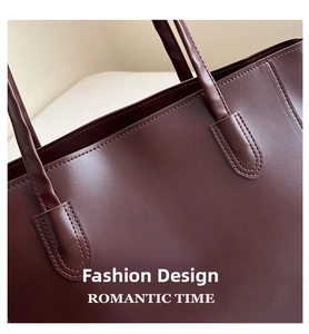 Gros plan sur les coutures fines et la texture cuir d'un sac cabas marron foncé
