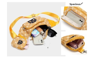 Détails macro d'un sac banane en velours jaune moutarde montrant sa capacité de rangement