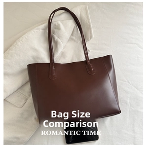 Sac fourre-tout marron foncé en similicuir, comparaison de taille avec un smartphone