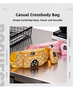 Détail des sacs bandoulière jaune et rose avec mini-pochettes assorties et texture