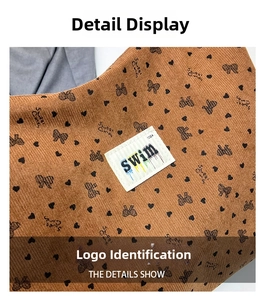 Dettaglio della trama in velluto a coste con fiocchi e etichetta ricamata logo SWIM