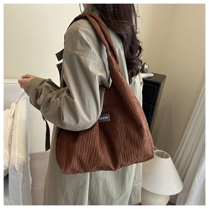 Vue détaillée du sac cabas marron foncé avec texture froissée et étiquette ASHION