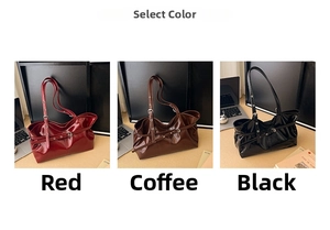 Set di borse a spalla in pelle sintetica lucida rossa, marrone e nera con fibbie in metallo