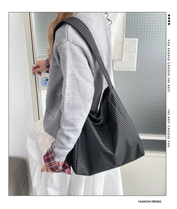 Détail d'un grand sac cabas à carreaux noir et blanc avec de larges bandoulières