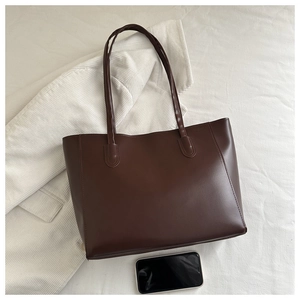 Détail de la capacité du sac fourre-tout marron foncé avec smartphone pour la taille