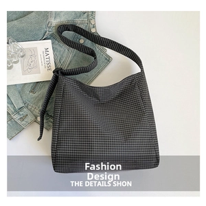 Sac fourre-tout en nylon à carreaux noirs avec veste en jean et décor minimaliste