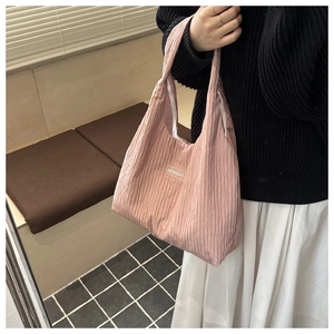 Détail du sac fourre-tout rose plissé en velours côtelé avec étiquette mode