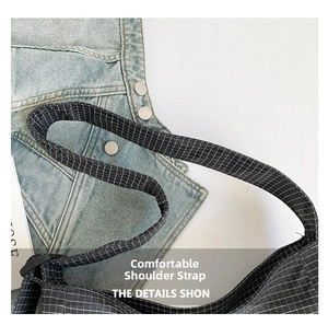 Détail de la bandoulière large et confortable sur un sac cabas en toile à damier noir