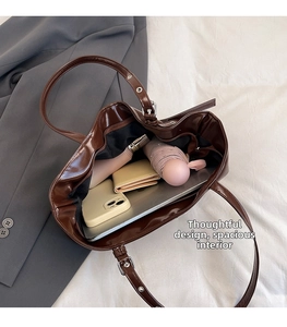 Interno della borsa tote marrone scuro con spazio per laptop, telefono e ombrello