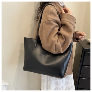 Détail du sac cabas noir minimaliste grande capacité avec coutures de haute qualité