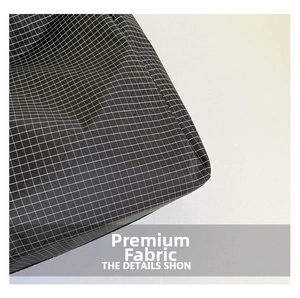 Gros plan détaillé sur le tissu en nylon durable avec motif à carreaux noir et blanc