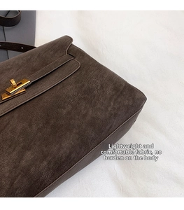 Dettaglio ravvicinato della texture in pelle marrone vintage e fibbia a girello dorata