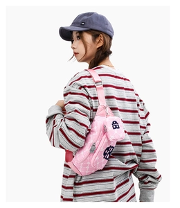 Détail du sac bandoulière rose avec broderie GR et mini pochette assortie de haute qualité