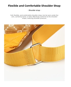 Détail de la bandoulière réglable en textile avec boucle en métal sur sac jaune