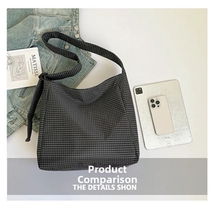 Vue à plat du grand sac cabas en nylon à carreaux à côté d'une tablette montrant sa capacité