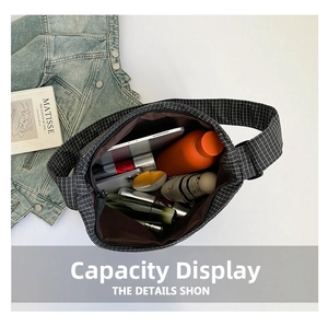 Vue intérieure du sac cabas à carreaux montrant l'espace pour tablette et accessoires