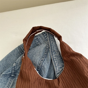 Sac fourre-tout en velours côtelé marron pour femme avec texture plissée et bandoulière