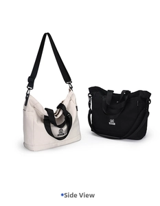 Vista laterale della borsa tote in nylon con spaziosa tasca laterale e tracolla nera