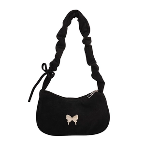 Sac à bandoulière noir plissé avec boucle papillon argentée et nœud élégant